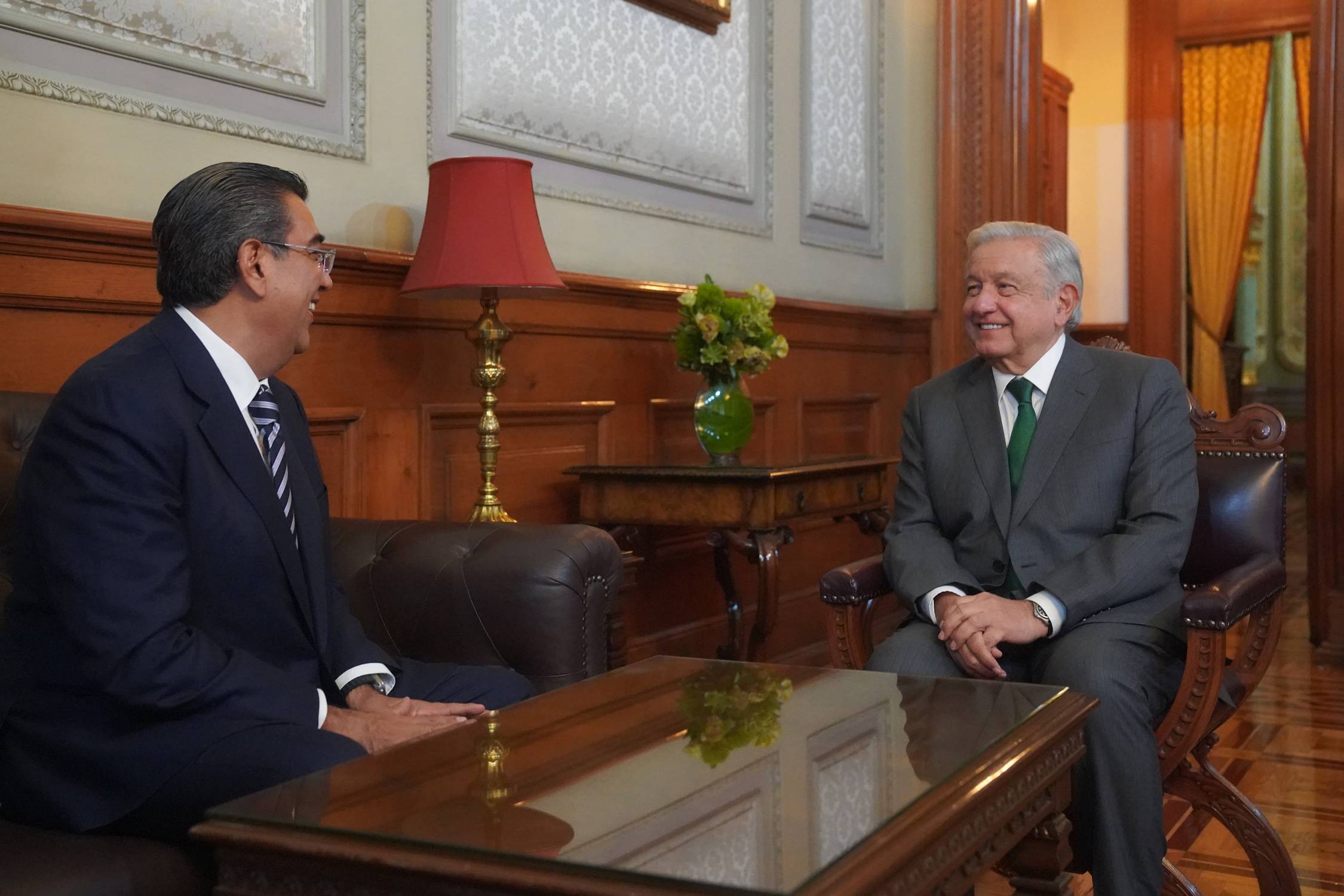 Recibe AMLO a Sergio Salomón en Palacio Nacional.