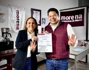 Biestro se registra en busca de candidatura a la Alcaldía de Puebla.
