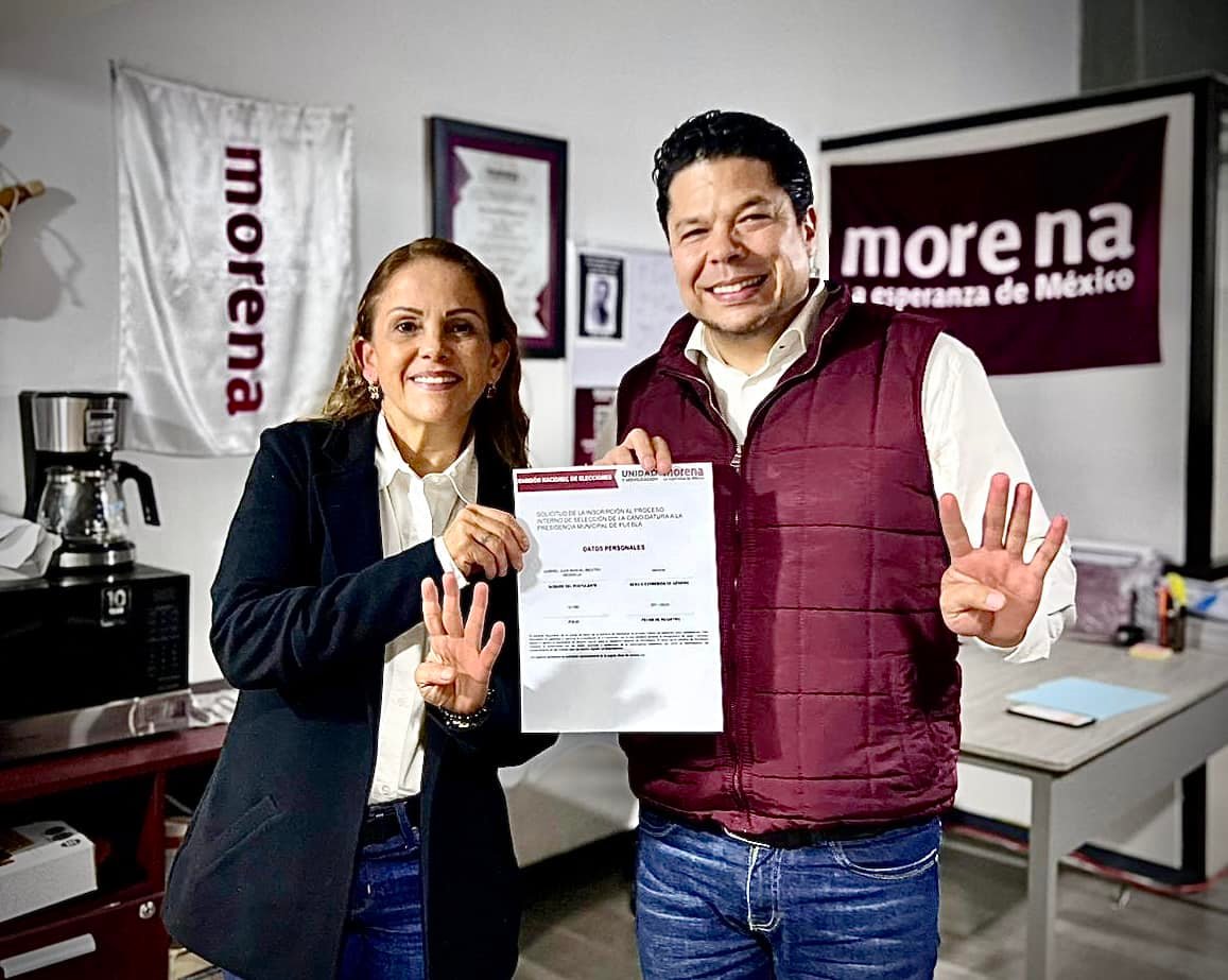 Biestro se registra en busca de candidatura a la Alcaldía de Puebla.