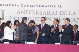 Entrega Gobernados medalla Carmen Serdán a Elisa Carrillo.