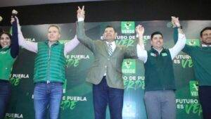 Militancia y dirigencia del PVEM entregan constancia de coordinador a Armenta.