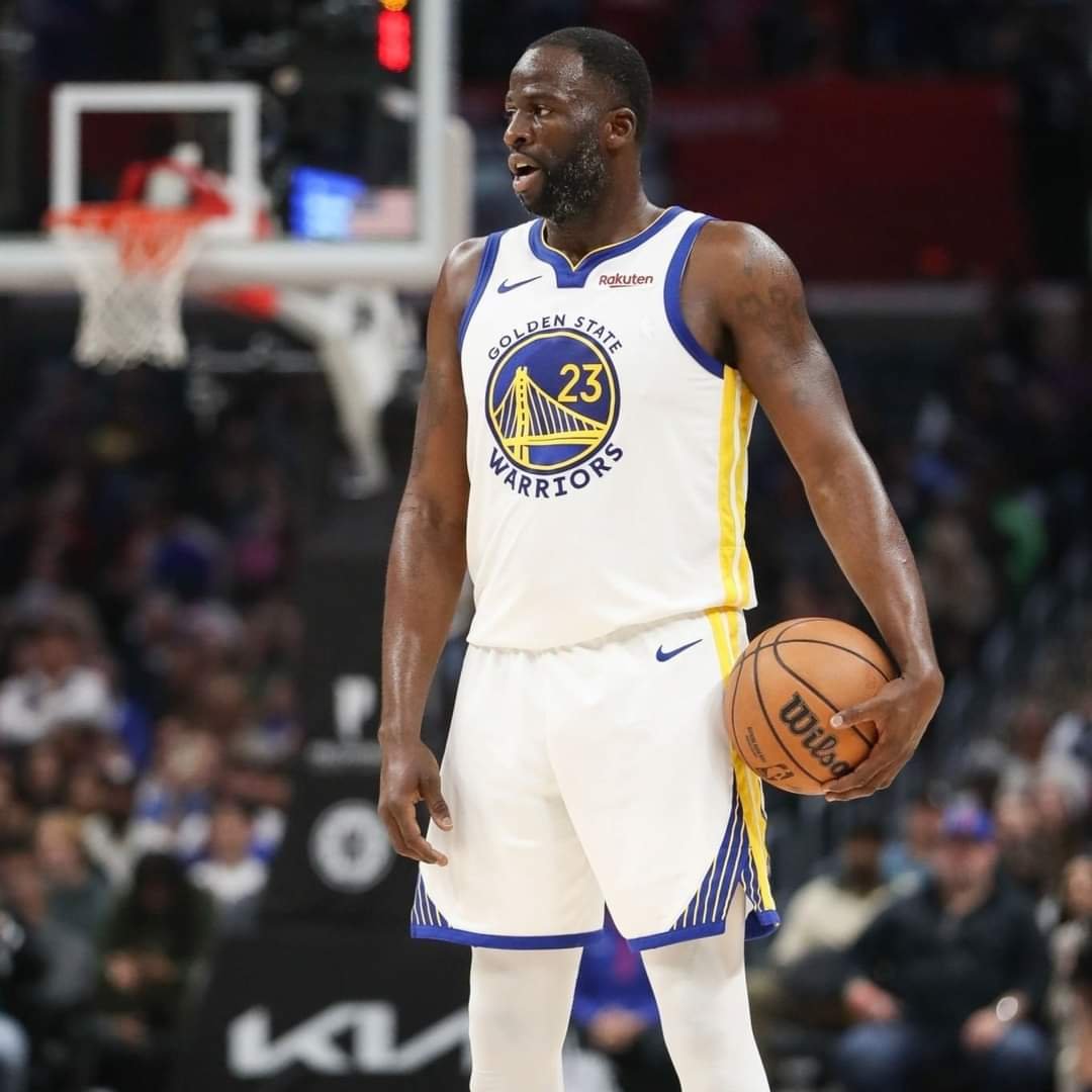 Draymond Green expulsado por puñetazo a rival en juego de Warriors vs Suns.