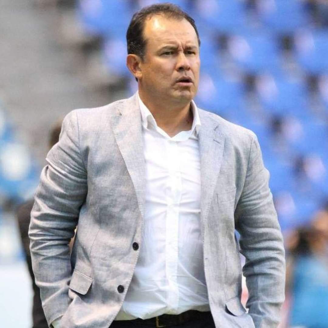 El Campeón con Cruz Azul Juan Reynoso, cesado de Perú.