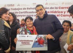 Salomón Céspedes entrega apoyos e inaugura carreteras por tres municipios Poblanos.