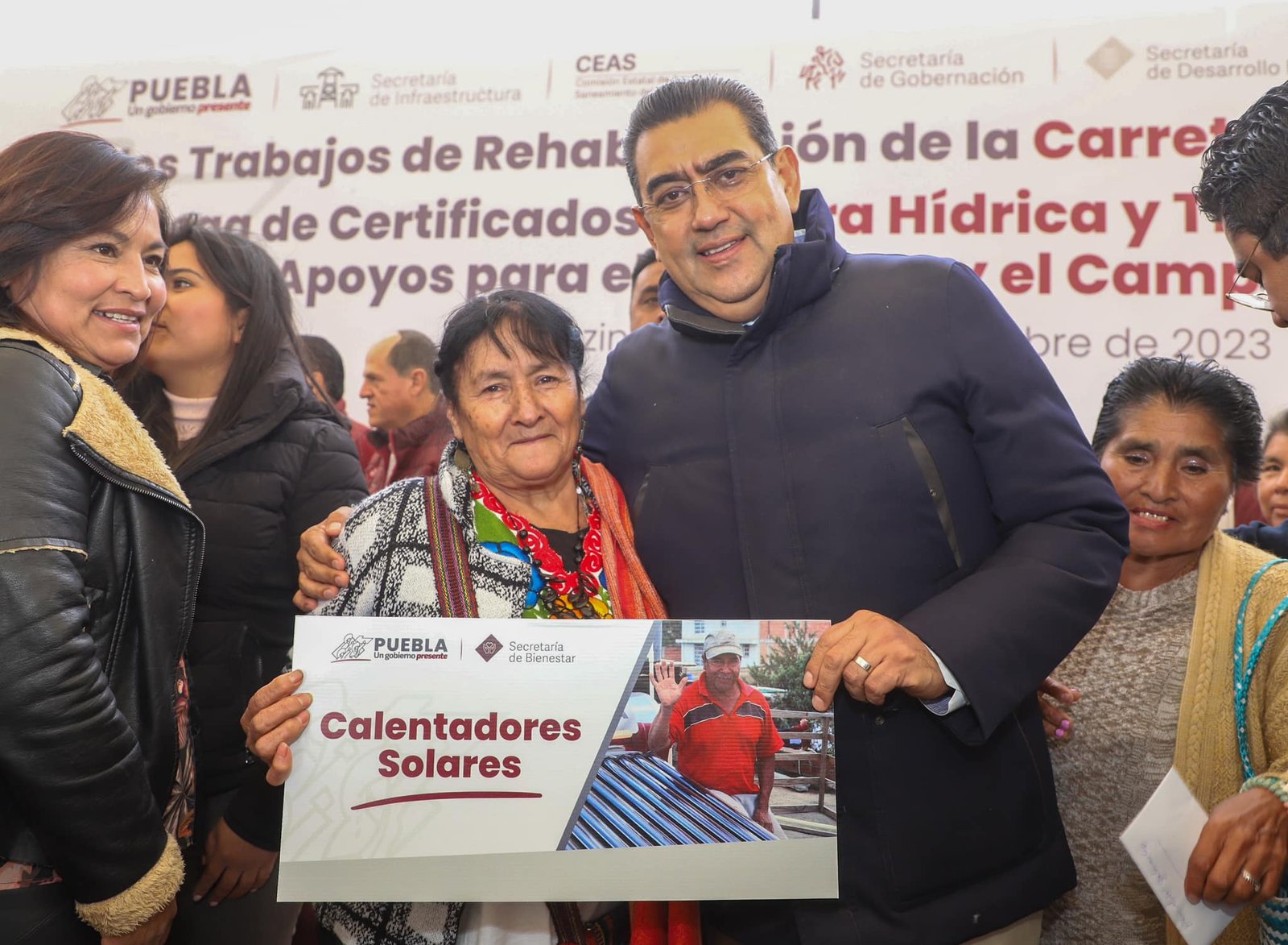 Salomón Céspedes entrega apoyos e inaugura carreteras por tres municipios Poblanos.