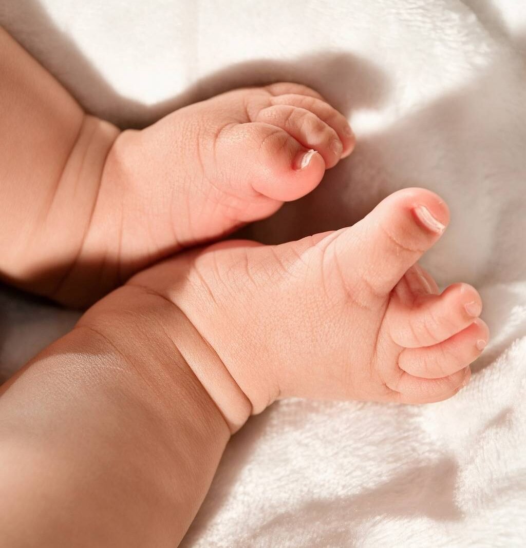 Desalmados abandonan a bebita en la calle.