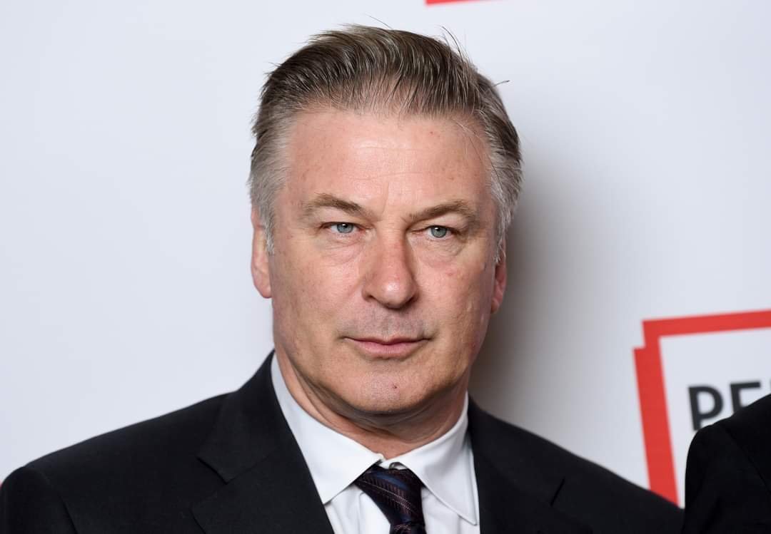 Alec Baldwin es acusado de homicidio involuntario por disparo fatal en set de “Rust”