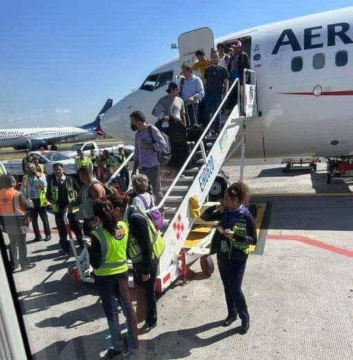 Pasajeros Apoyan a Hombre que Abrió la Puerta de un Avión en el AICM.