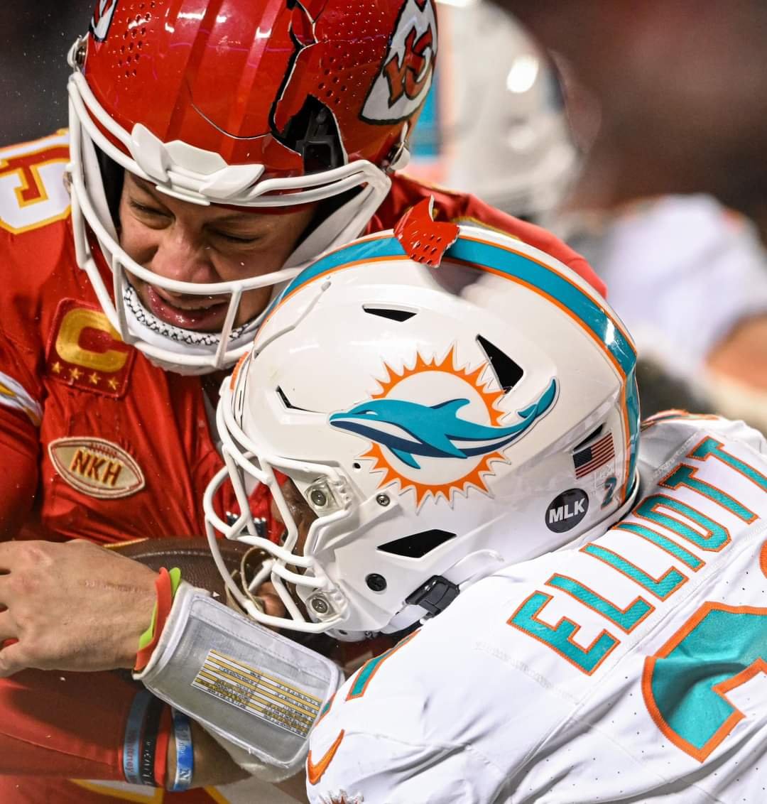 Casco de  Patrick Mahomes se pudo haber roto por este motivo.