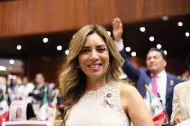 Le vuelan dos anillos a Diputada en La Vista Country Club.
