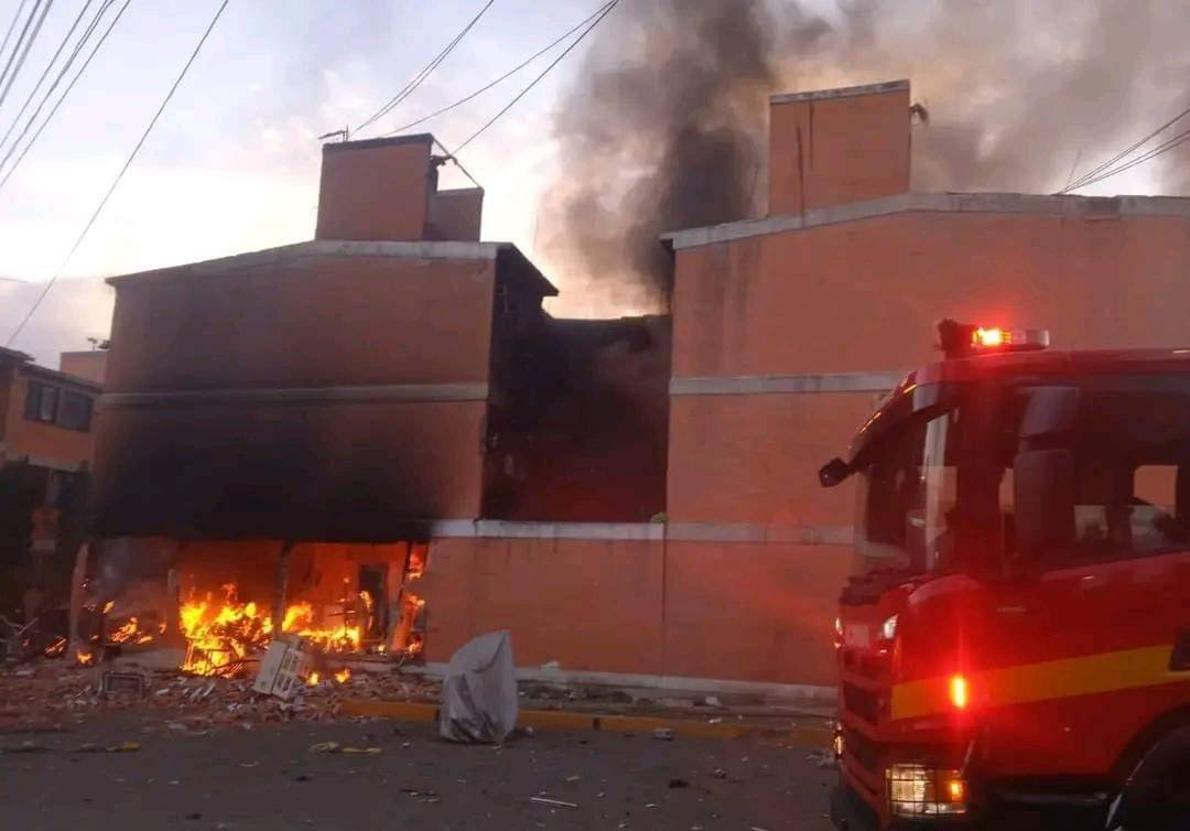 Explosión en Los Reyes La Paz Deja 2 Muertos y Daños Materiales.