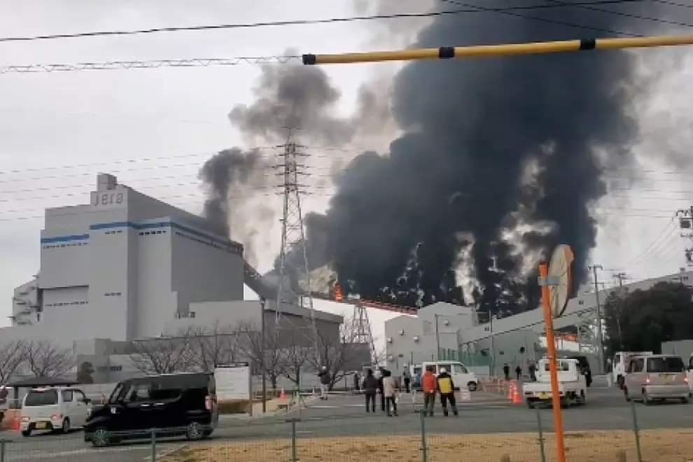 Explota y se incendia central térmica en Japón.