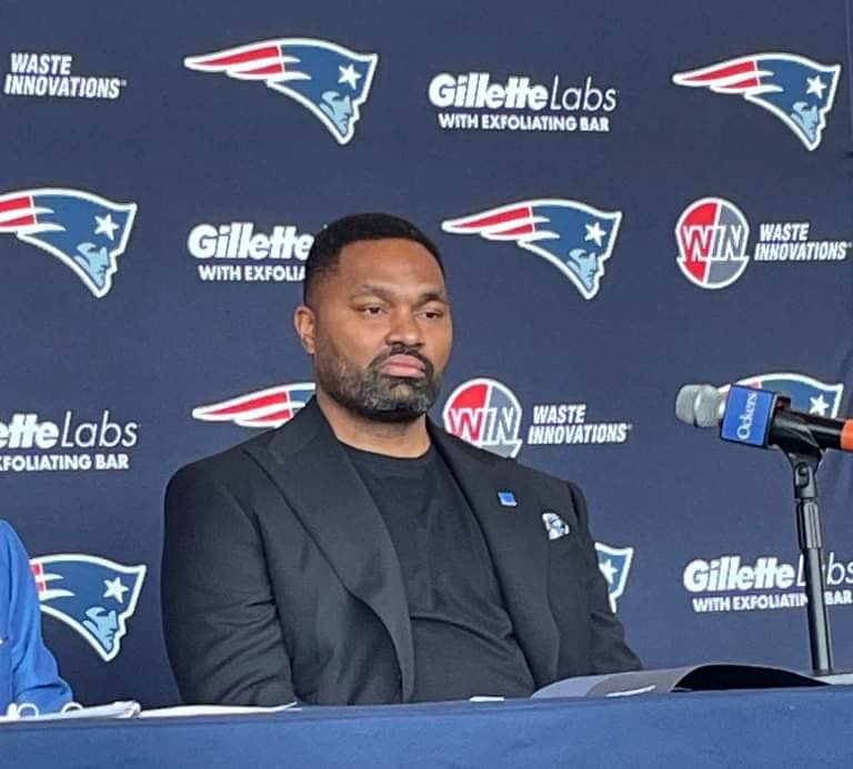 Los Patriots Presentaron oficialmente a Jerord Mayo como entrenador.