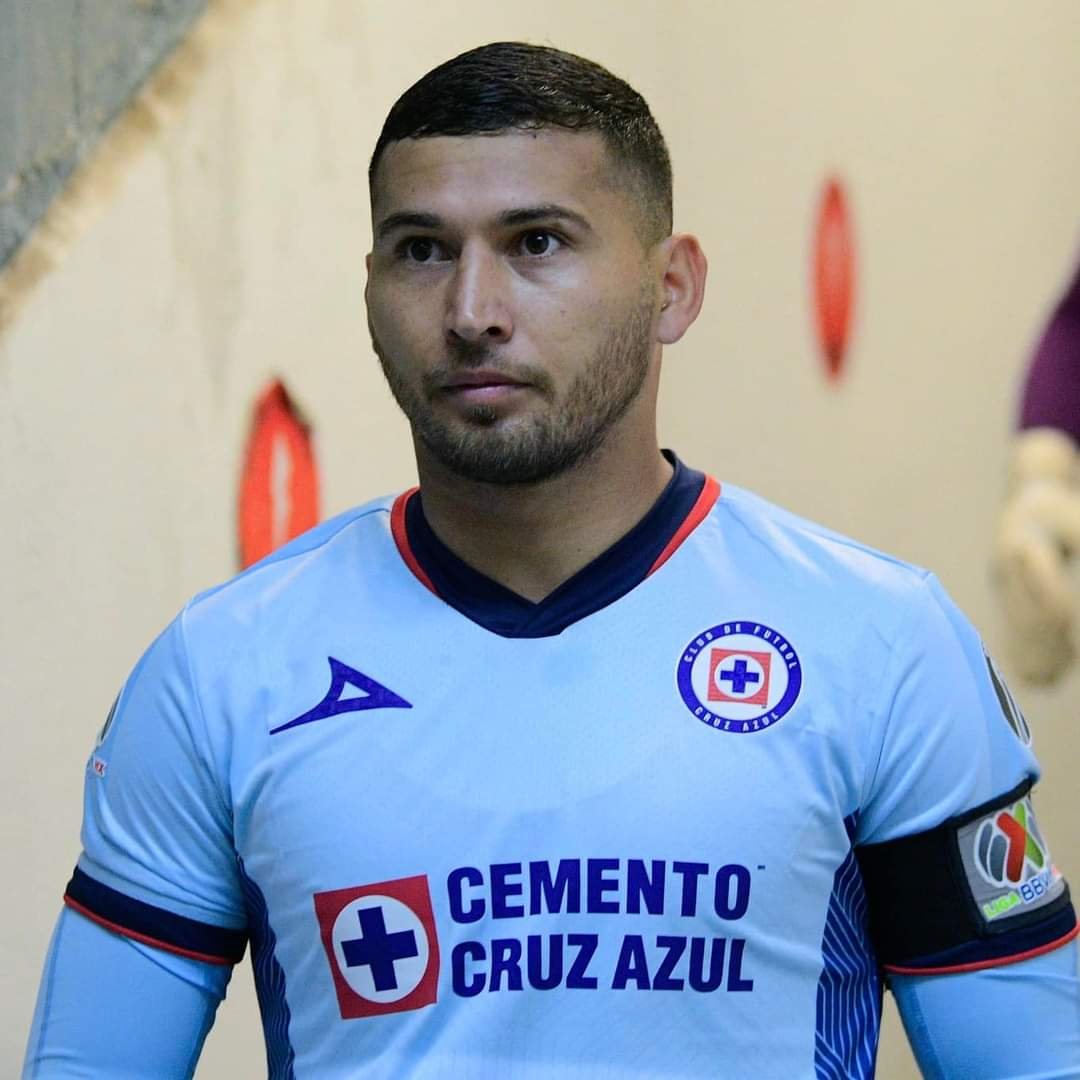 Juan Escobar saldrá del Cruz Azul tras problema con Martín Anselmi previo al Clausura 2024.