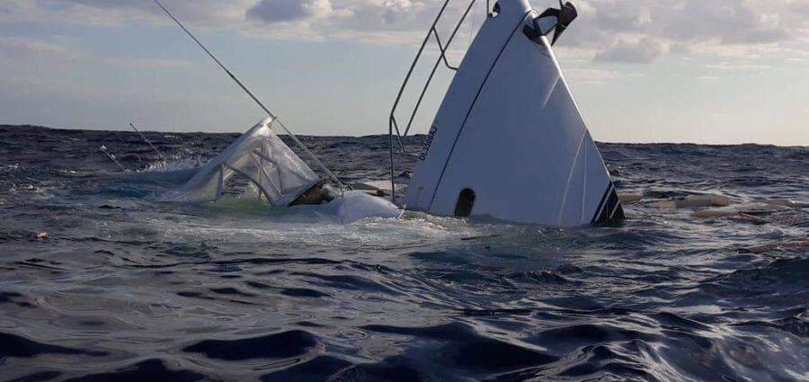 Naufraga embarcación en Quintana Roo; crucero los rescató.