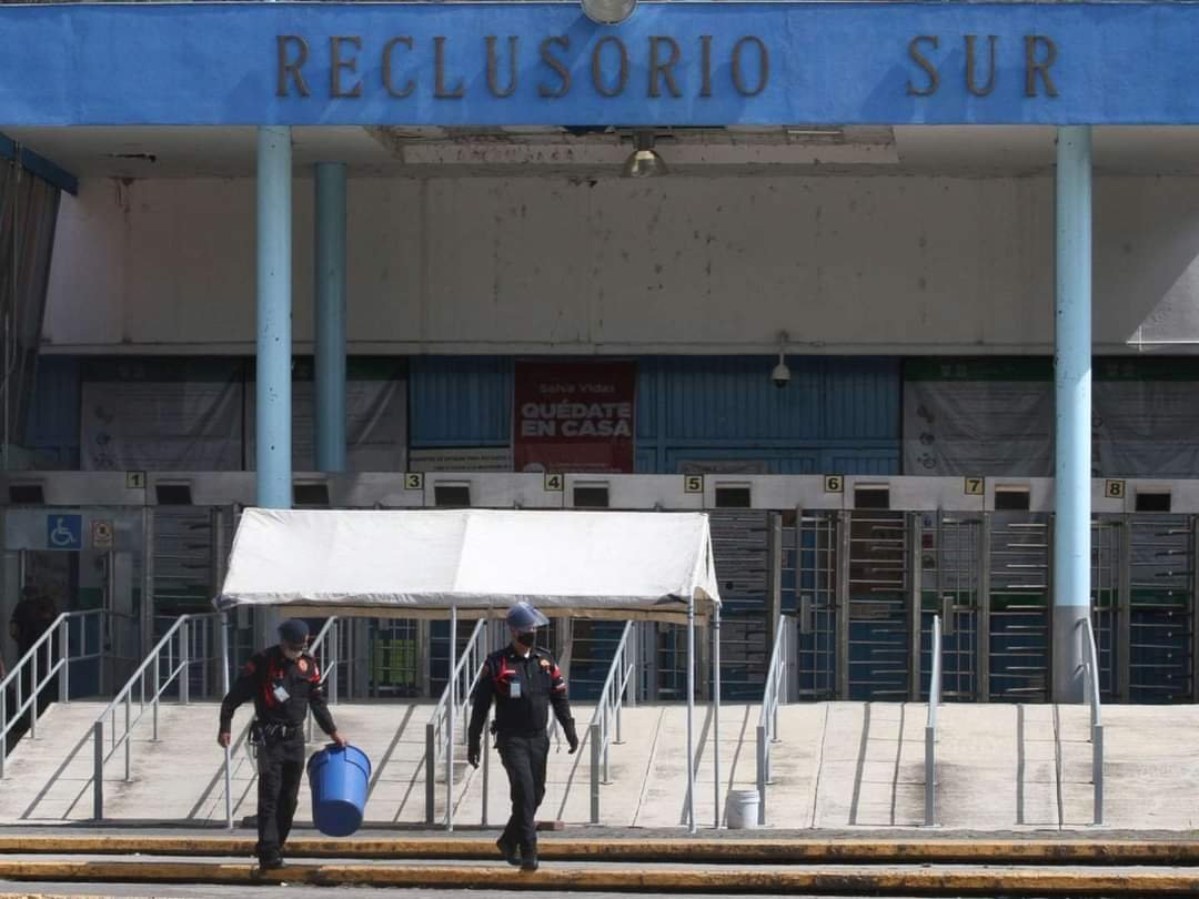 Encuentran hoyo en el Reclusorio Sur en CDMX y sacan a reos.