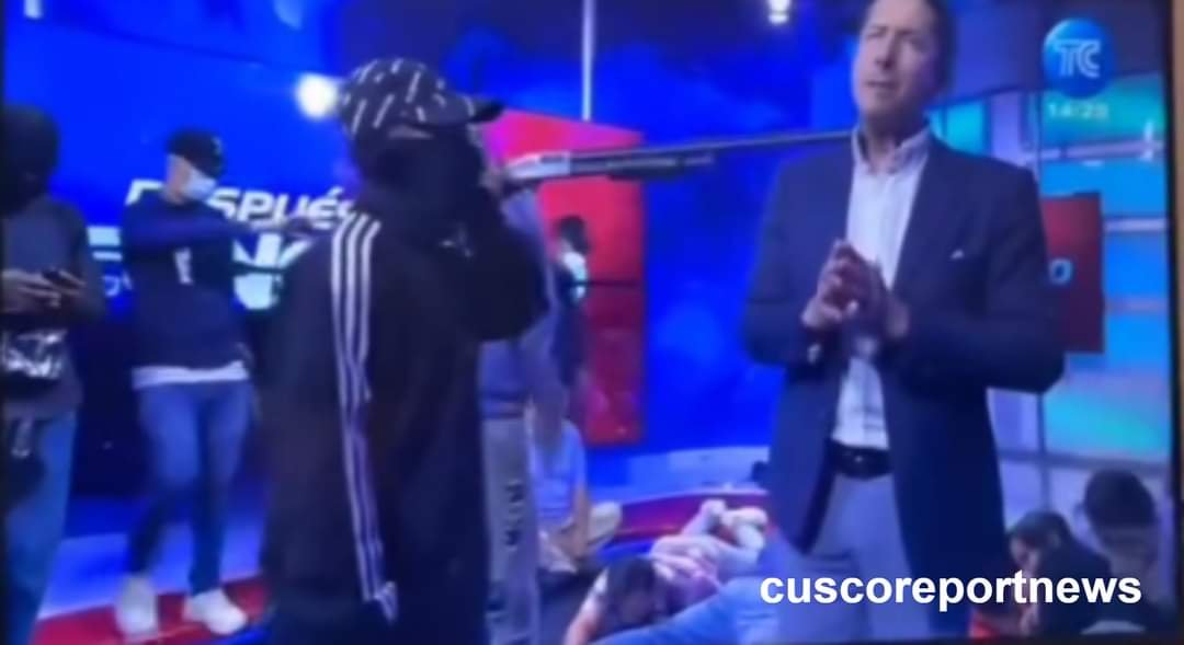 Comando Armado Toma Canal de Televisión en Ecuador en Pleno Programa en Vivo.