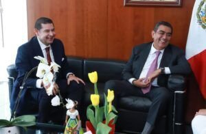 Plasman en Senado con letras doradas nombres de los tres Juanes de la Sierra Norte.