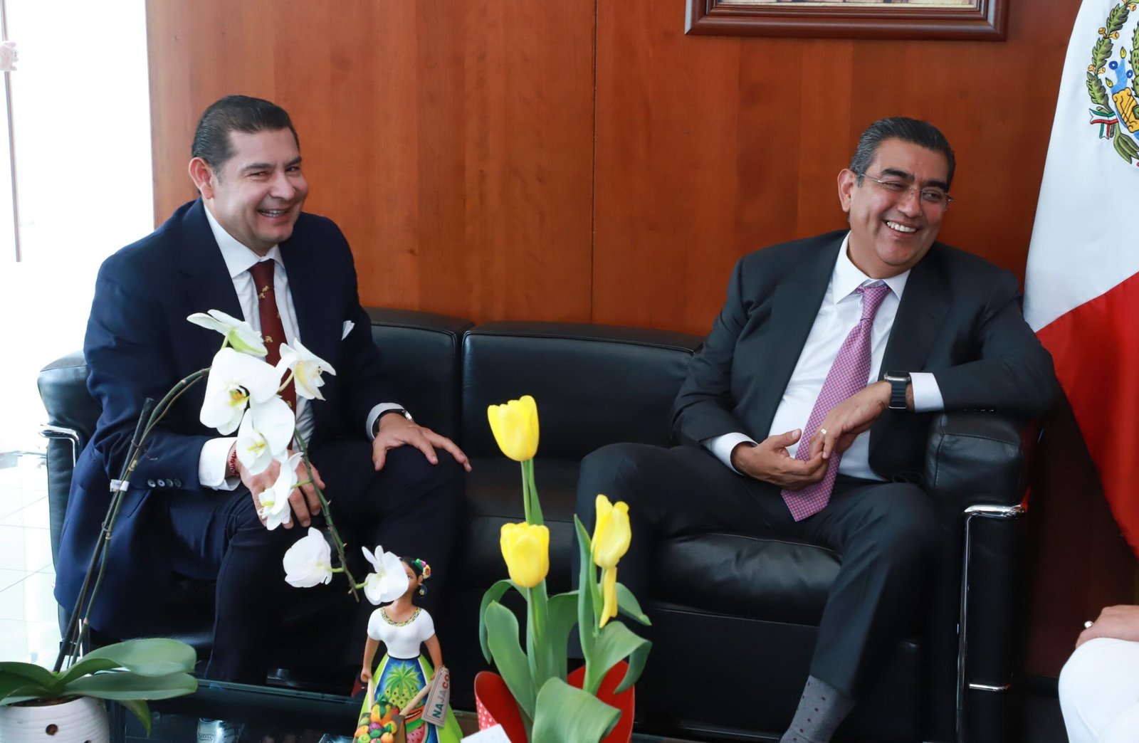 Plasman en Senado con letras doradas nombres de los tres Juanes de la Sierra Norte.
