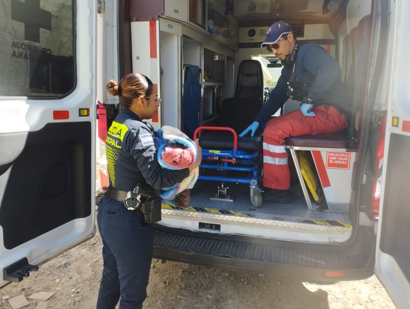 Policías ayudan a mujer con labor de parto.