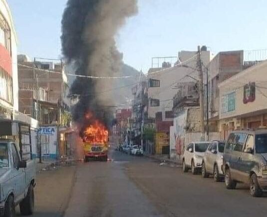 Incendian camión de transporte público en el centro de Acapulco.