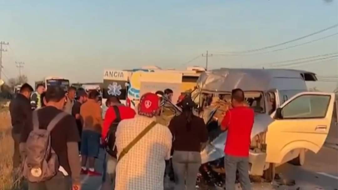 Tráiler Choca Contra Camioneta que Transporta Personal,14 Lesionados.