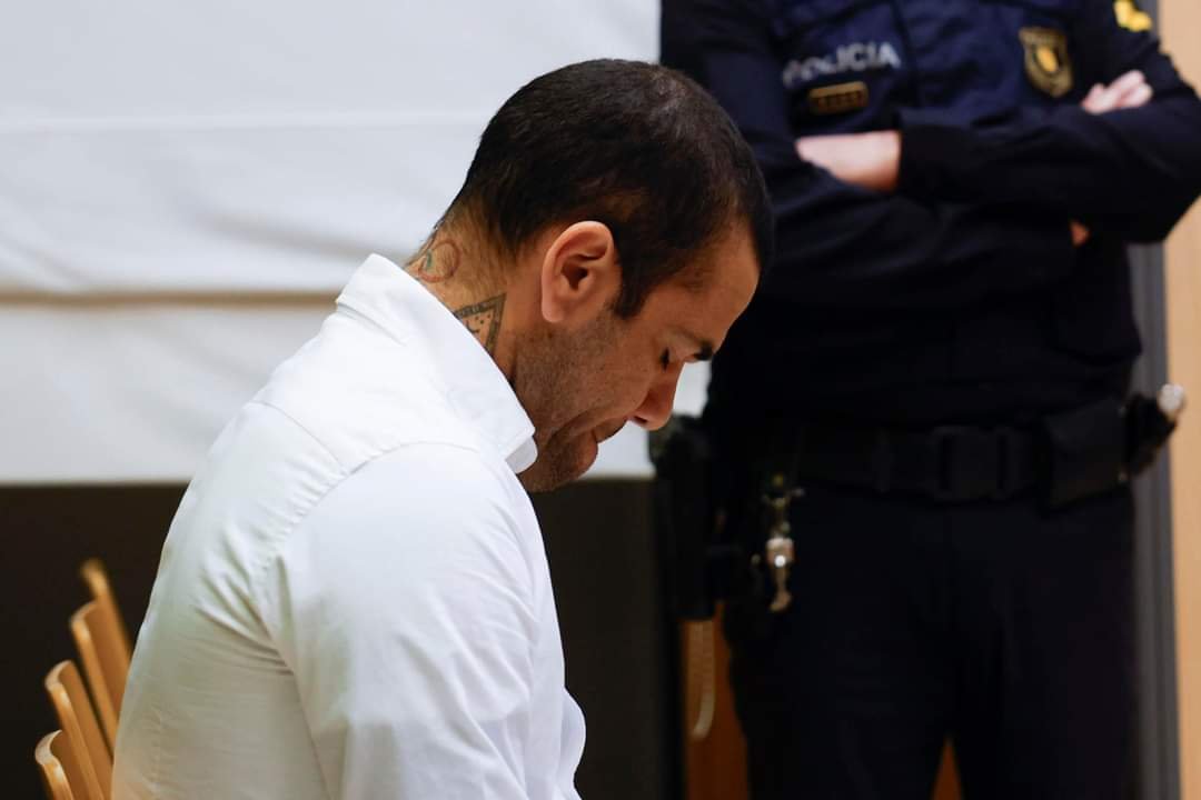 Dani Alves niega violación. se le salen las lagrimas en el juicio.