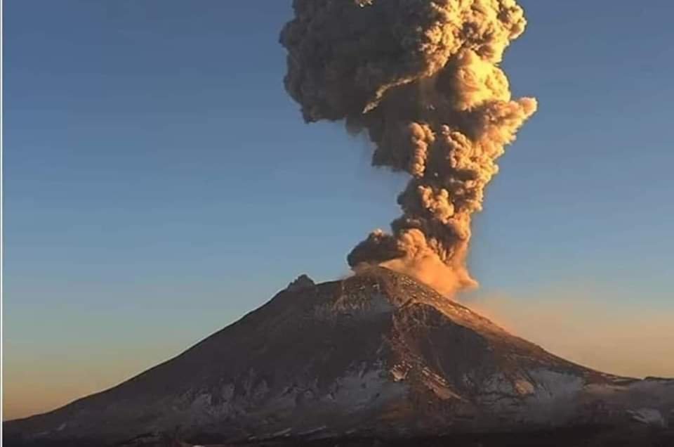 Popocatépetl Lanza Fumarola de 2 km de Altura, Arroja Ceniza a 5 Estados.