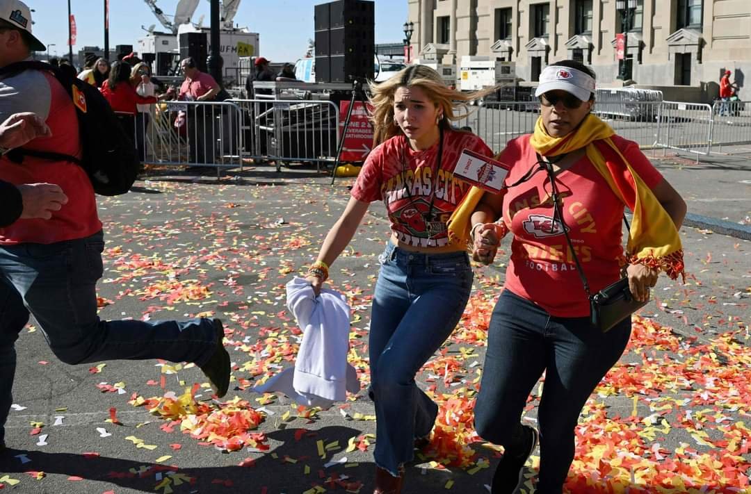 Más de 10 heridos deja tiroteo durante desfile de los Chiefs de Kansas City.