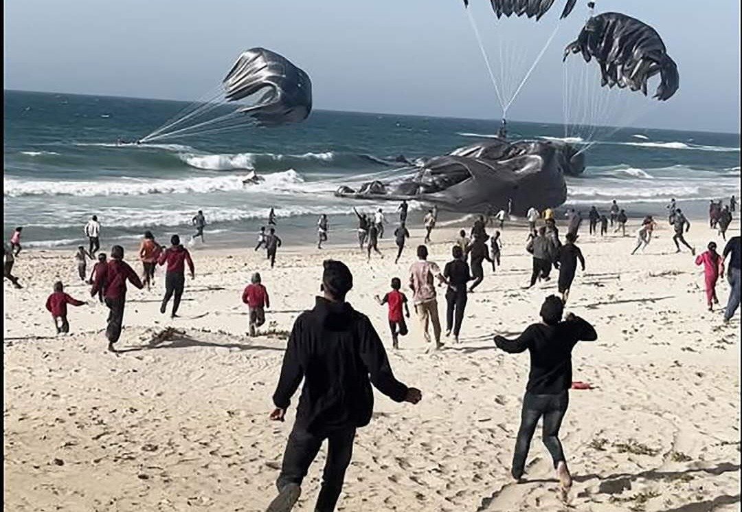 Aviones Militares de EU Lanzan 38 Mil Paquetes de Alimentos a Gaza.