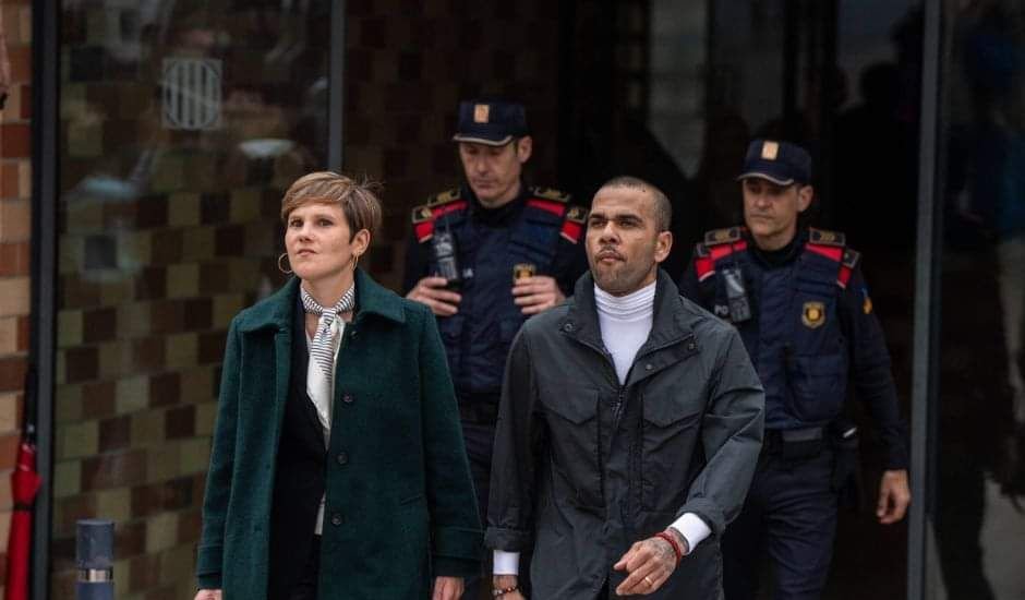 Dani Alves Sale de la Cárcel, Después de Juntar su Millón de Dólares.