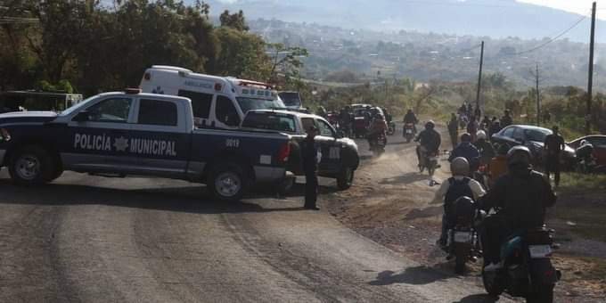 Hallan los Cuerpos de Cuatro Hombres y una Mujer en Carretera de Lagos de Moreno.