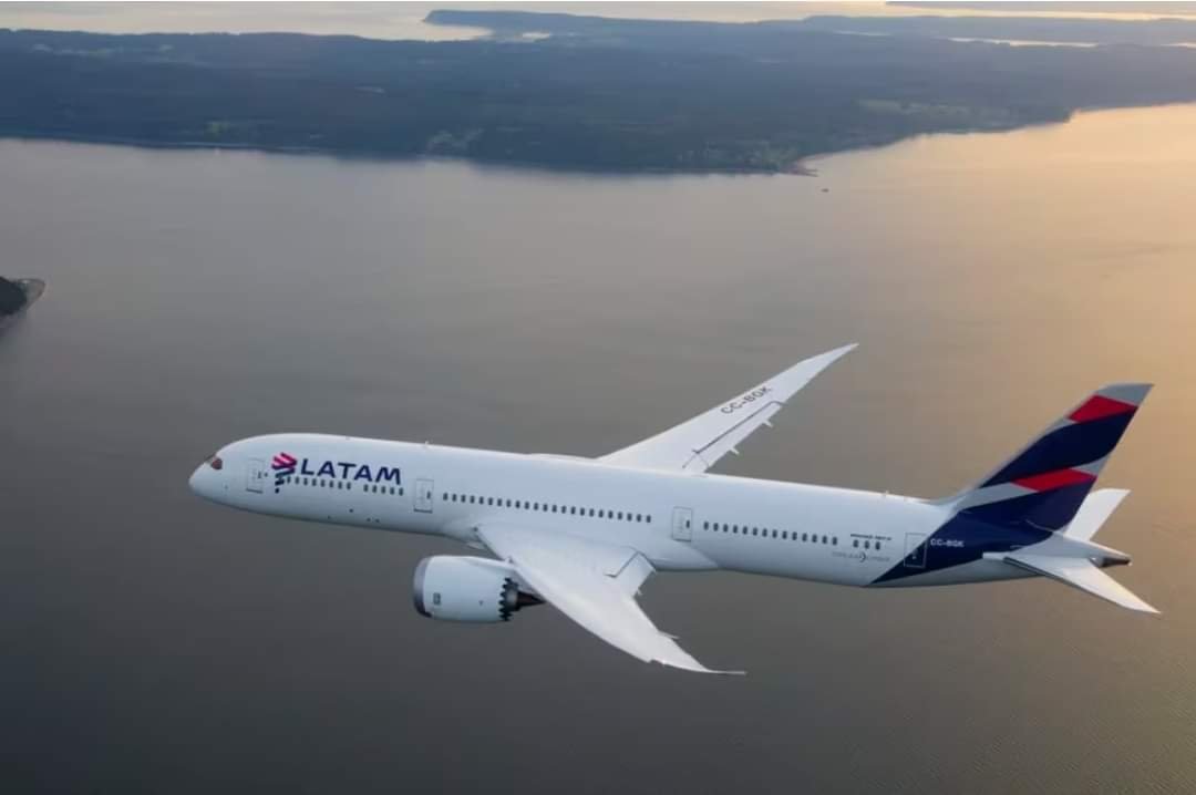 Falla Técnica en Pleno Vuelo Provoca Caída Repentina de Avión.