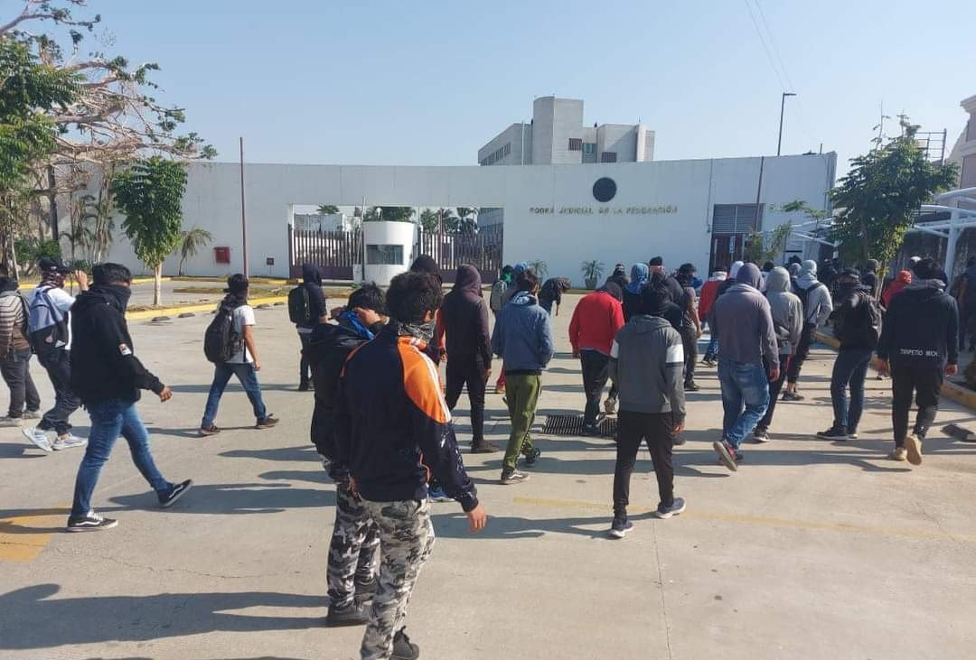 Normalistas de Ayotzinapa Protestan Frente al Poder Judicial de Acapulco.