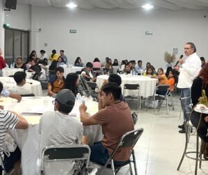 Dialoga Humberto Aguilar con jóvenes de San Andrés Cholula.