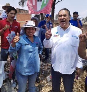 Respaldan en Momoxpan a Humberto Aguilar y Roxana Luna.