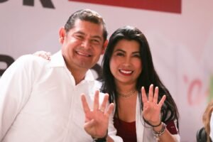 Lleva Nora Escamilla mensaje de esperanza a Azumiatla acompañada por Alejandro Armenta.