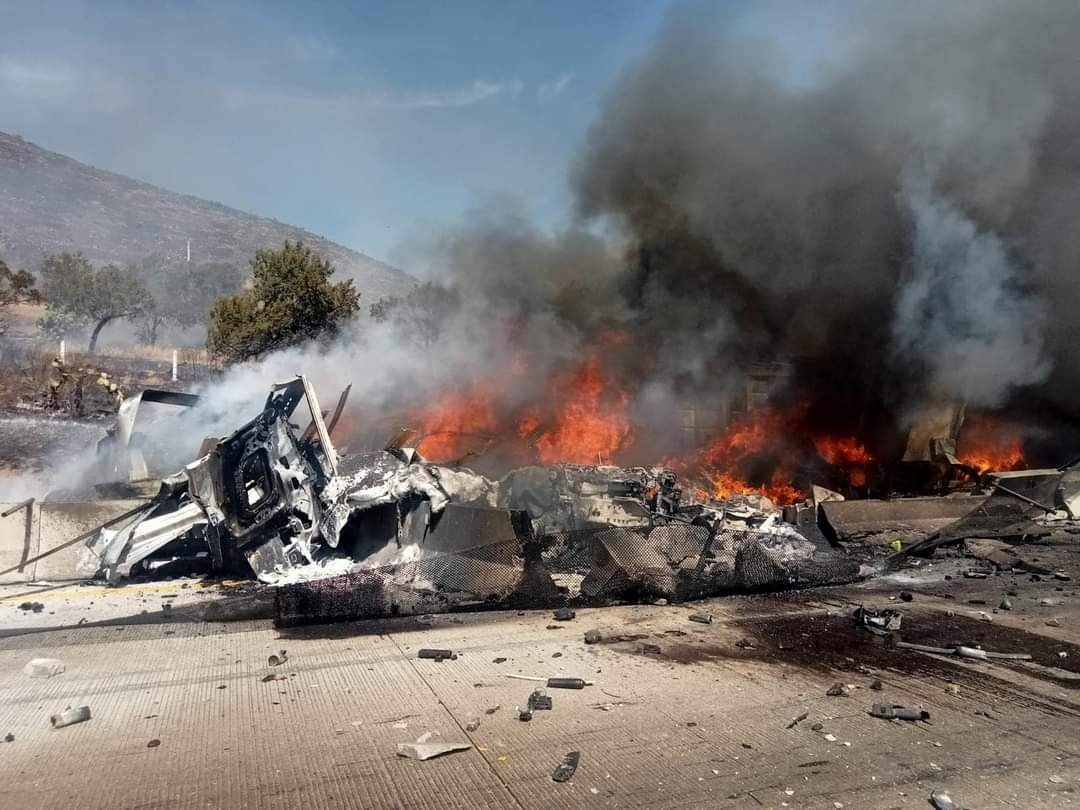 Choque de 2 Camiones Provoca Fuerte Incendio en Autopista Arco Norte.