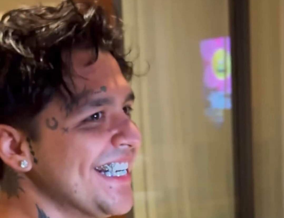 Christian Nodal Estrena Millonaria Dentadura de Diamantes.