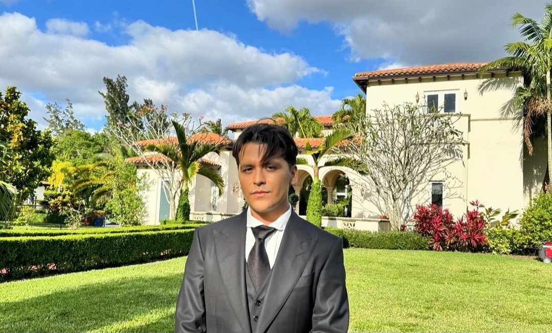 Christian Nodal Presume Fotos sin Tatuajes en el Rostro.