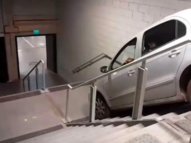 Aficionado se equivocó de salida en Estadio Mineirao y se Quedó en las Escaleras.