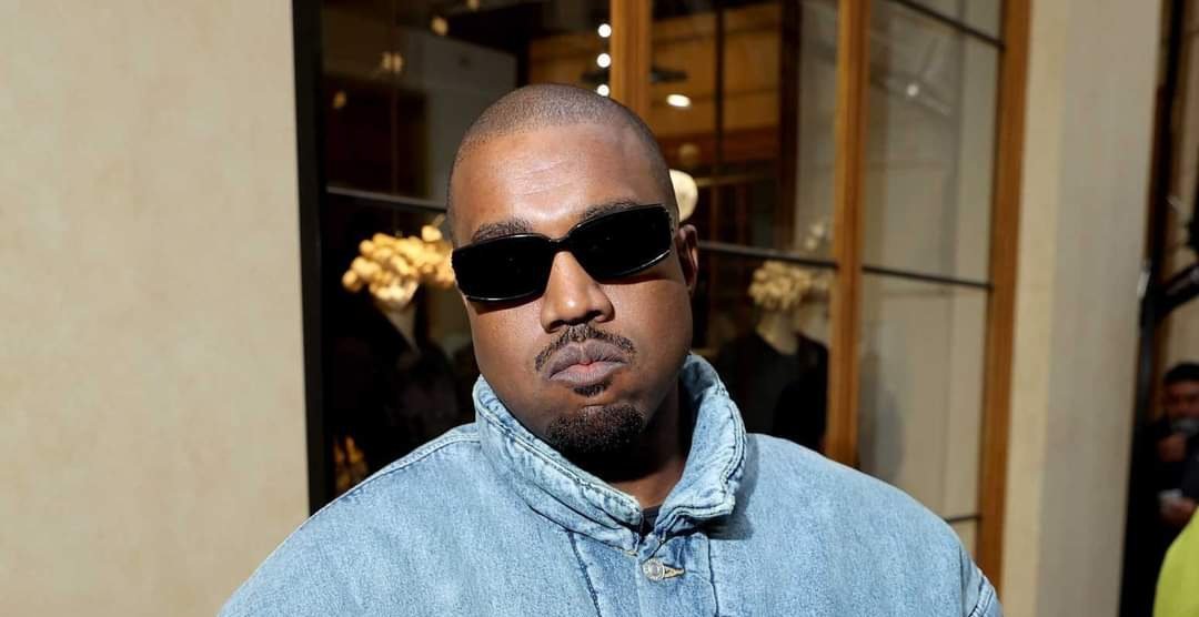 Kanye West es Acusado de Racismo y Homofobia  por Exempleado.