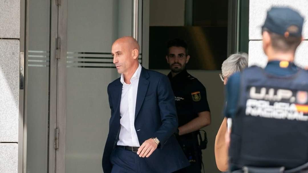 Luis Rubiales Es Detenido por la Guardia Civil tras Aterrizar en Madrid.