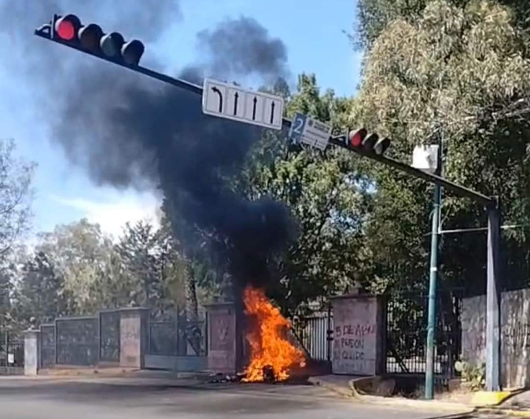 Indígenas Queman Vehículos y Vandalizan Edificios de Gobierno en Morelia.