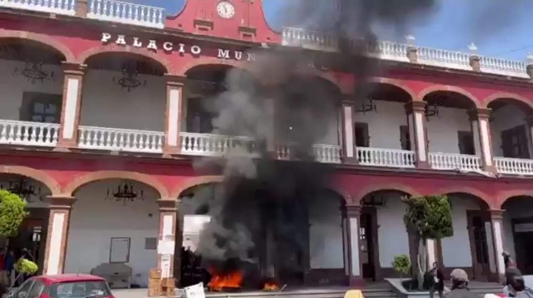 Prenden Fuego a Palacio Municipal de Otumba Para Exigir Ayuda Contra Incendio Forestal.