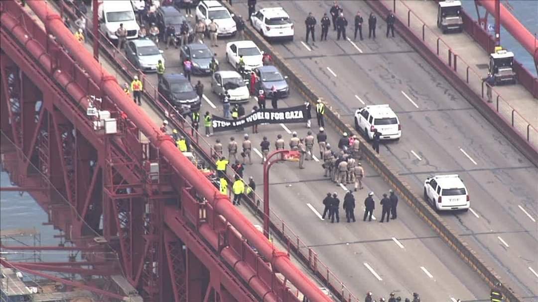Manifestantes Propalestinos Bloquean el Famoso puente Golden Gate en San Francisco.