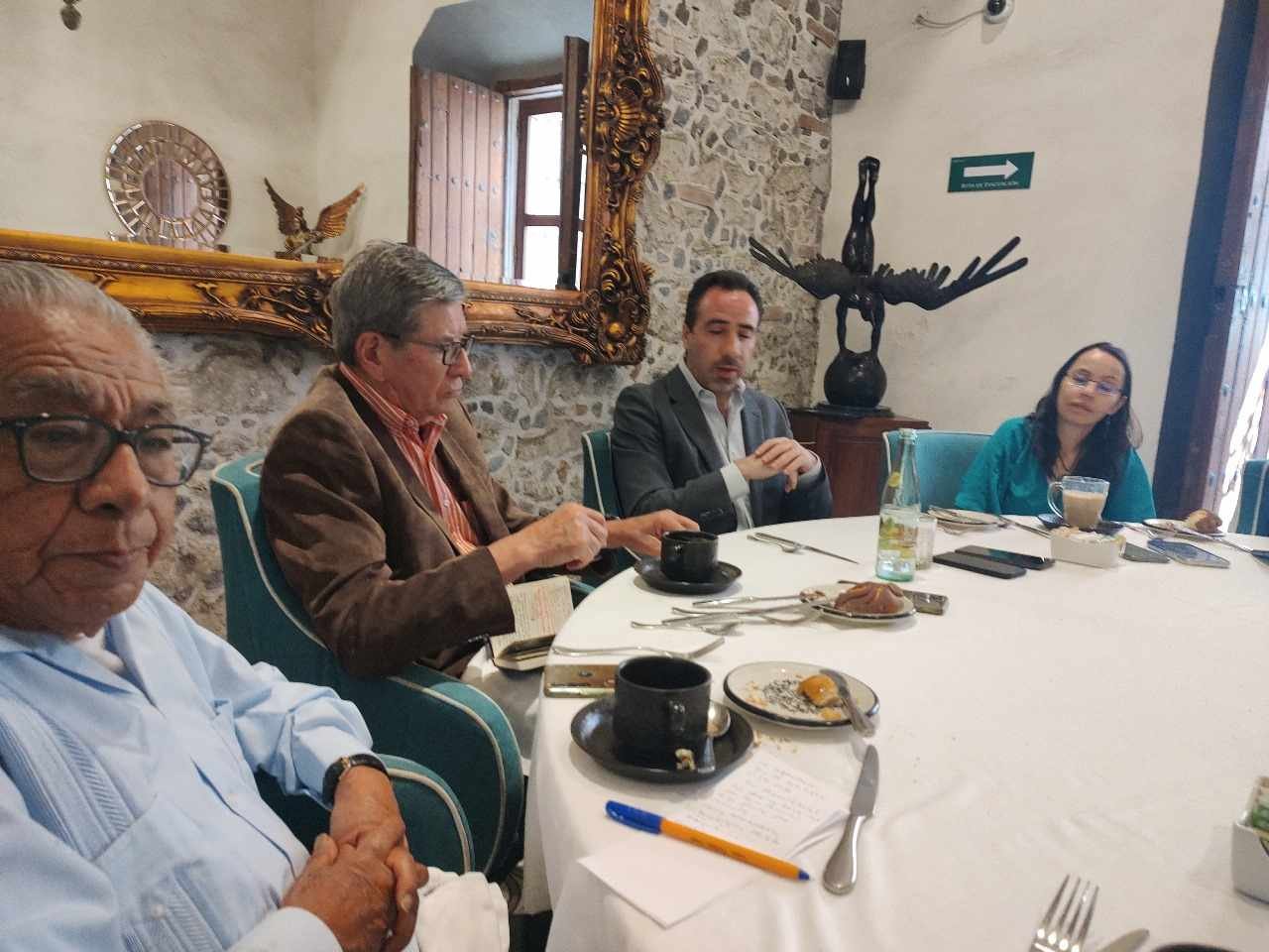Políticos incumplen a comunicadores.