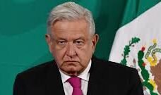 Acepta AMLO desafío del INAI tras divulgación de datos de Amparo Casar.