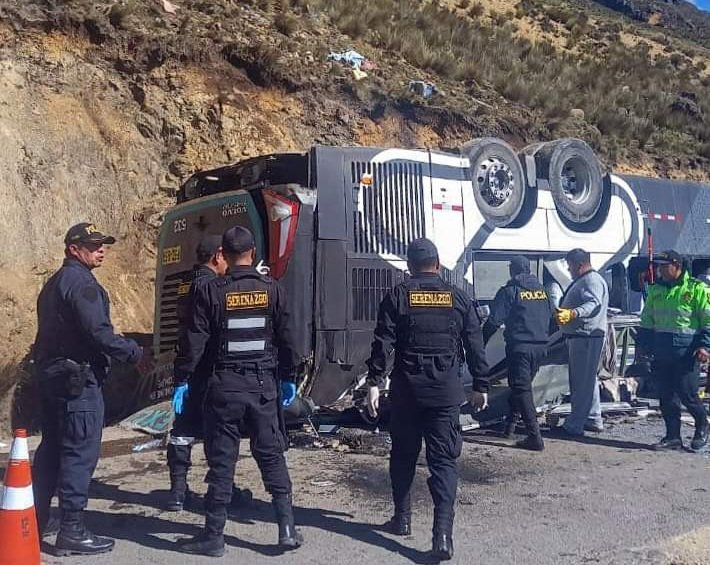 Desgracia en  Perú, Caída de Autobús de Precipicio deja 13 muertos.