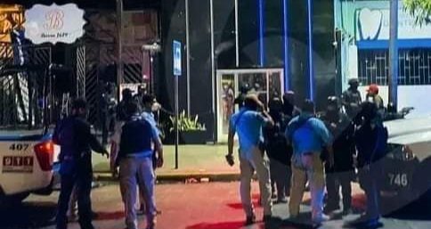Grupo Armado Irrumpe en Bar en Acapulco y Mata a un Policía Ministerial.